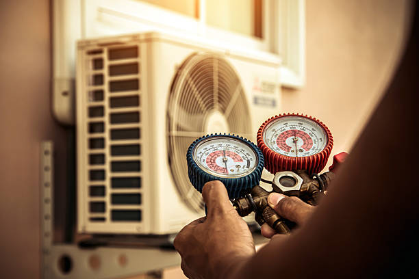 Professional Hvac technician working in Ivanhoe, TX